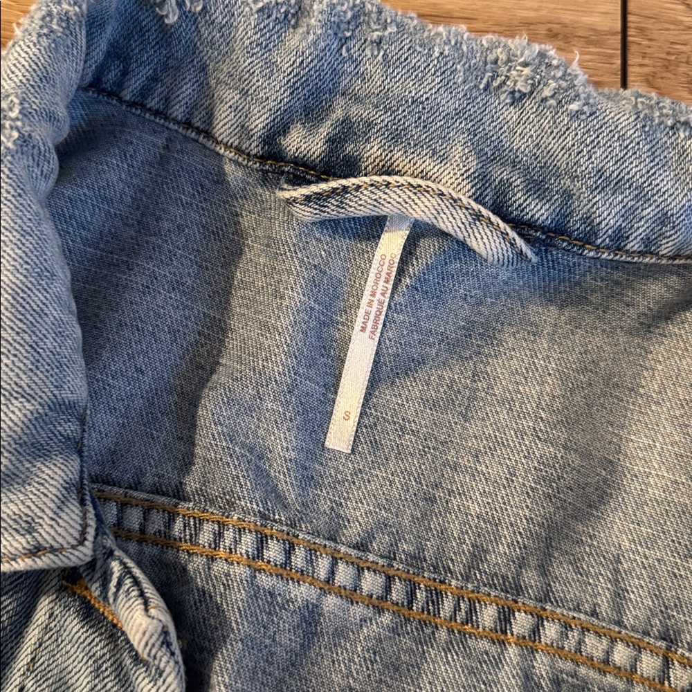 Free People Women’s Distressed Cropped Denim Jacket - Picture 3 of 5